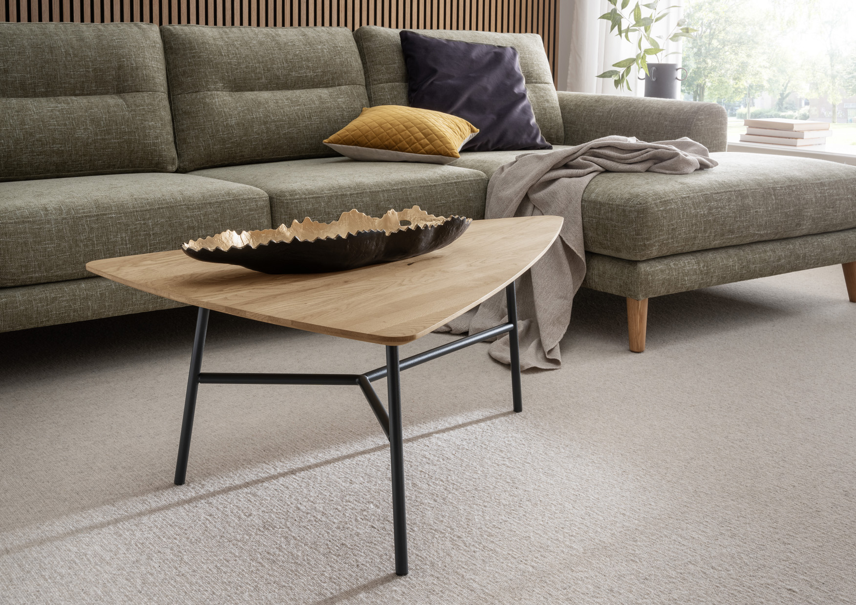 Couchtisch FINN | dreieckig | Wildeiche massiv | Metall schwarz