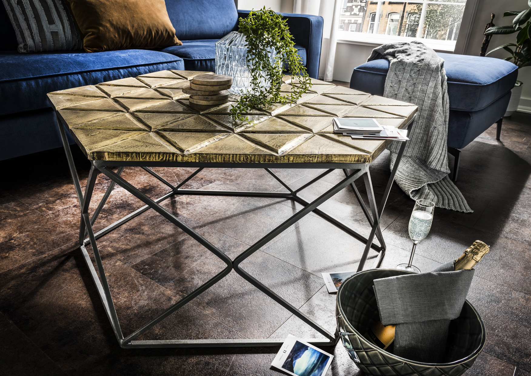 Couchtisch SIX |  sechseckig | Mangoholz antik-goldfarben | Gestell Metall schwarz