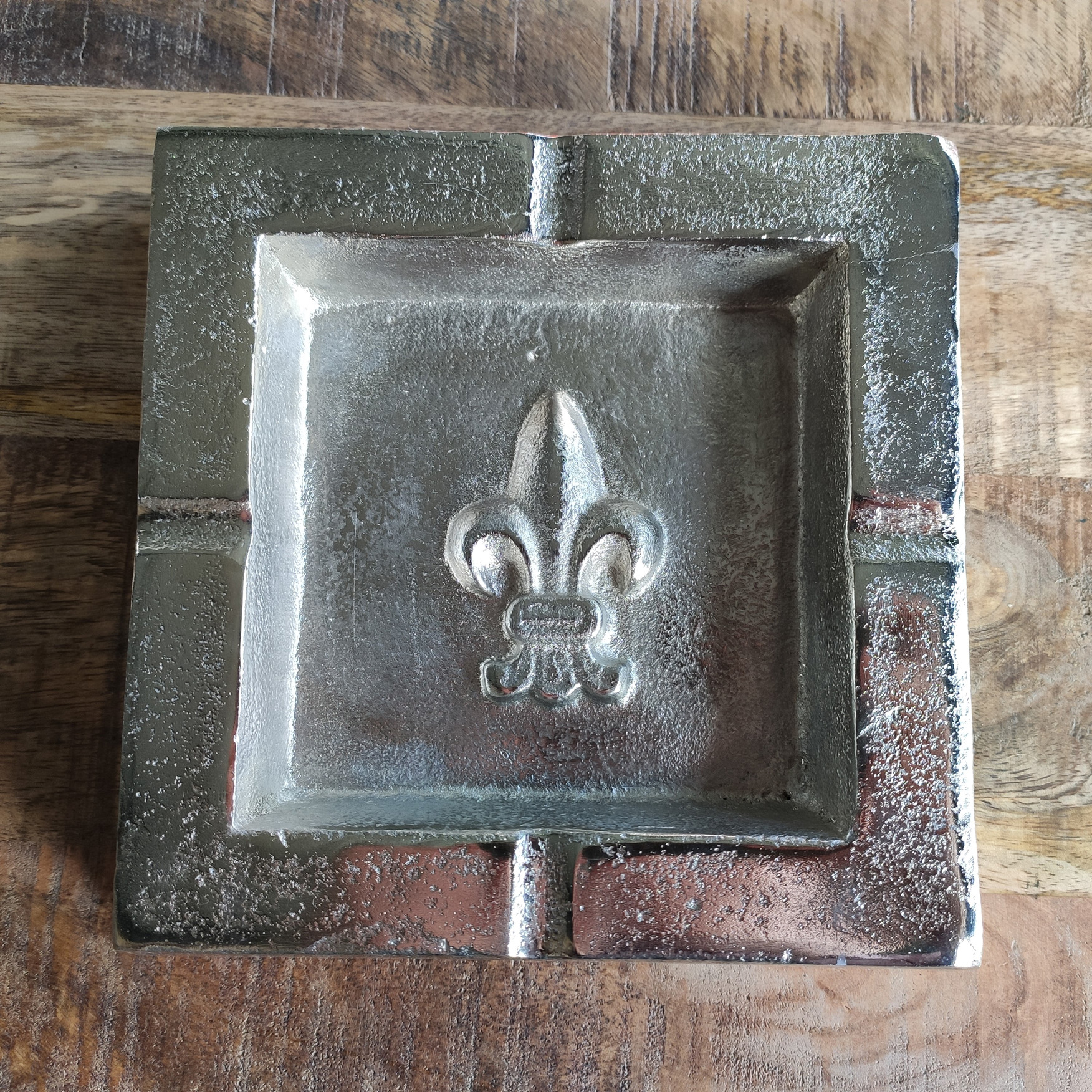 Aschenbecher SMOKE 1 | Aluminiumguss, silber natur vernickelt | B/H/T: ca. 17 x 4 x 17 cm