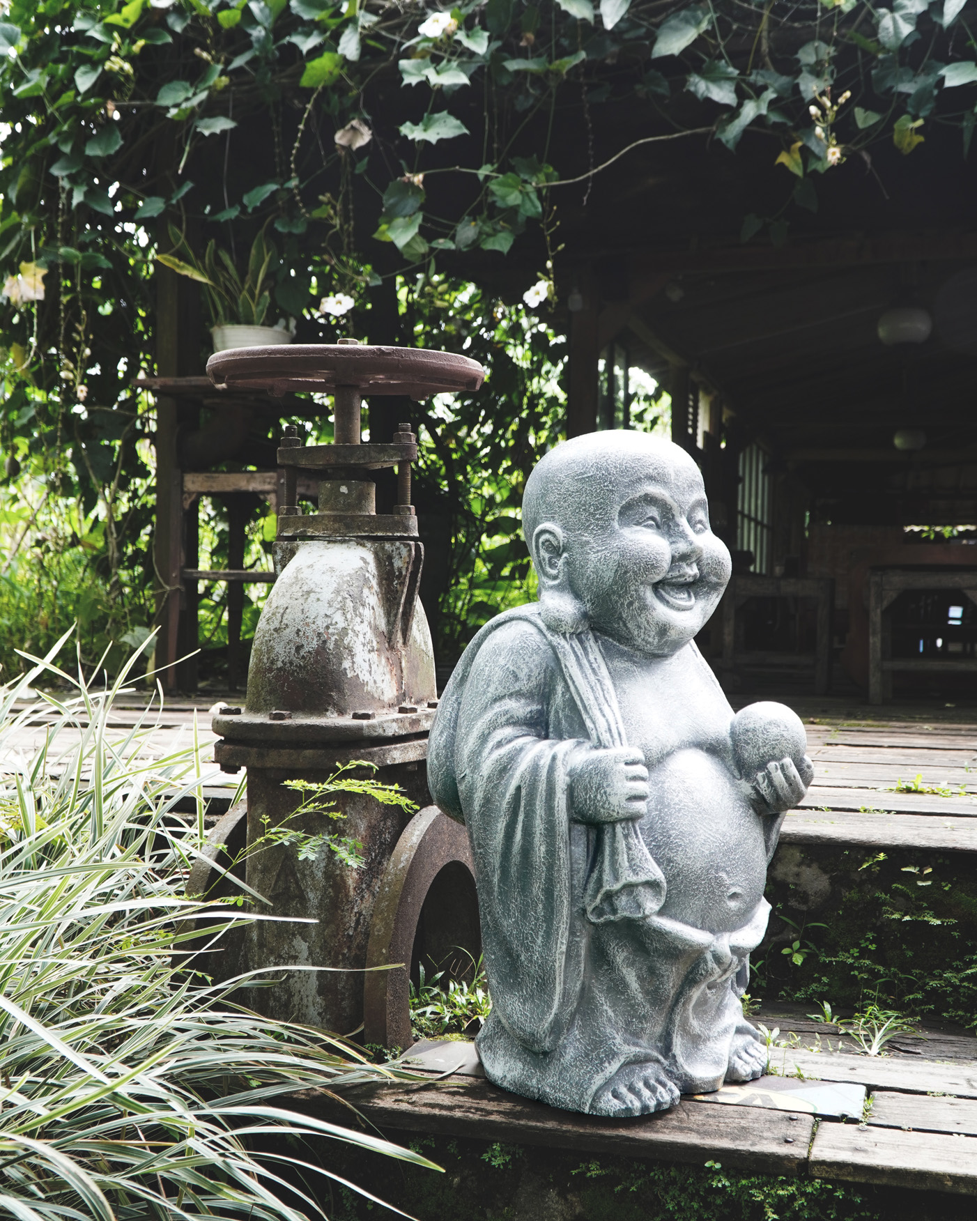 Deko-HAPPY BUDDHA | 70 cm stehend | silbergrau GRC Beton