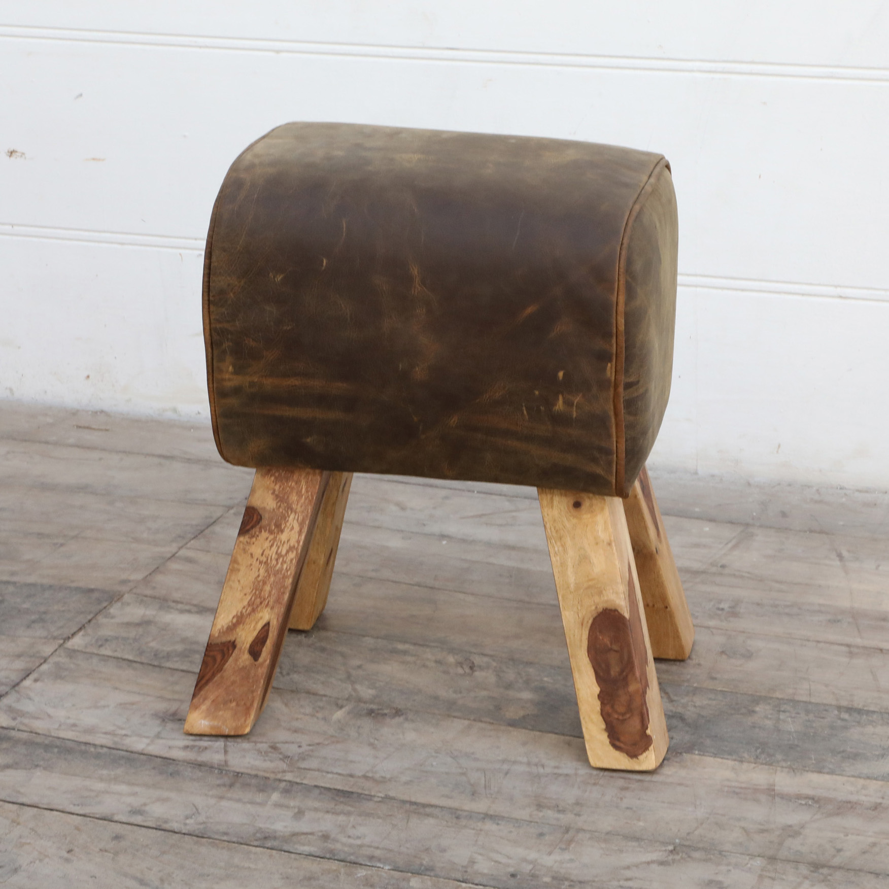 Sitzhocker WILD | echt Leder vintage | Turnbockform mit Mangoholz-Füßen