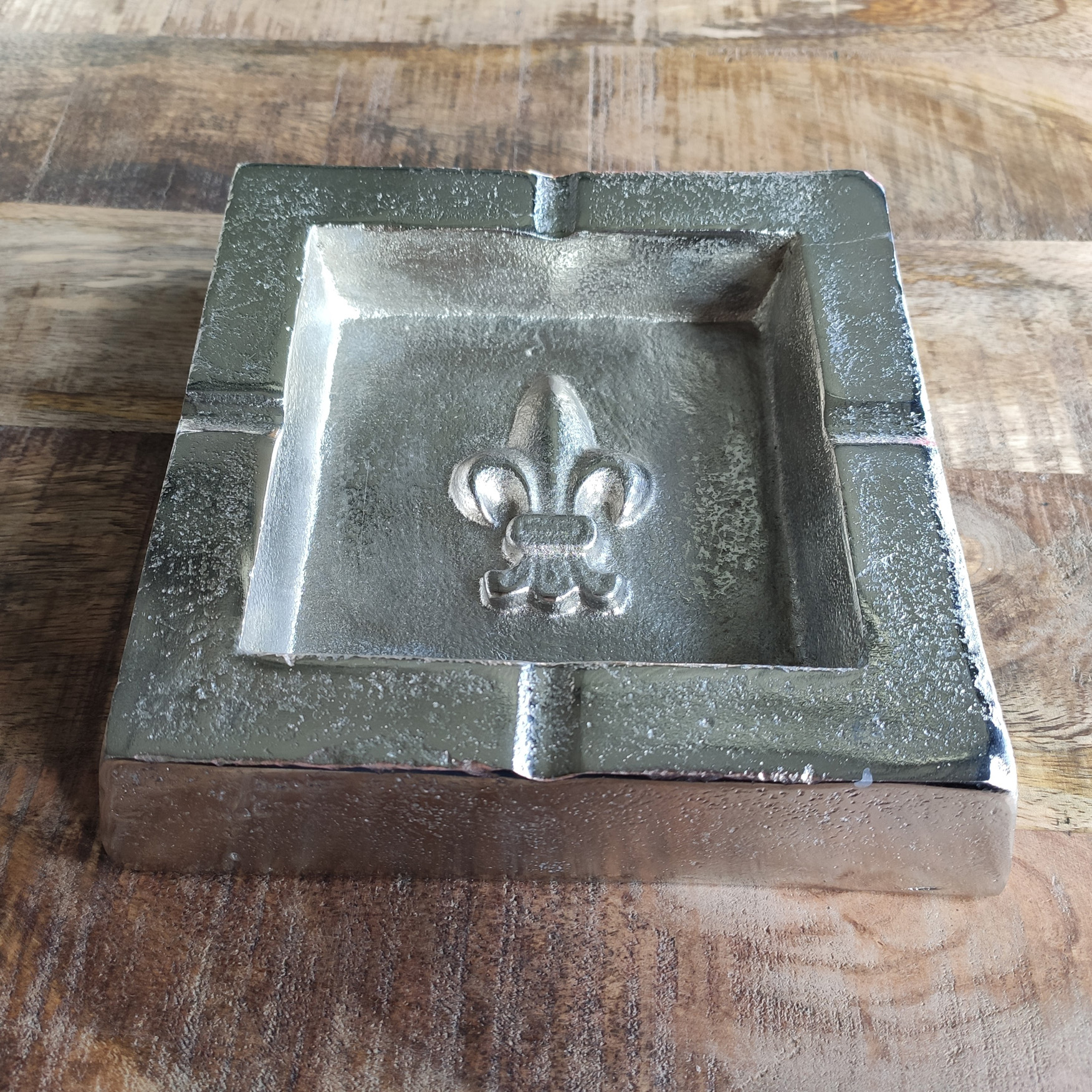 Aschenbecher SMOKE 1 | Aluminiumguss, silber natur vernickelt | B/H/T: ca. 17 x 4 x 17 cm